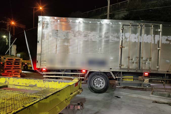 新竹道路救援拖吊-千甲里17噸重車陷溝拖吊作業