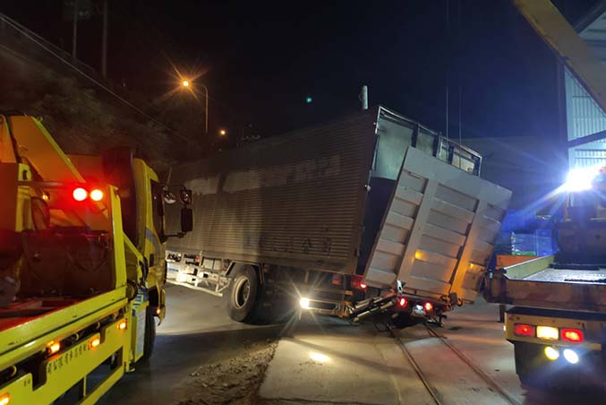 新竹道路救援拖吊-千甲里17噸重車陷溝拖吊作業