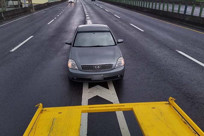 新竹道路救援拖吊-台68東向二重埔出口槽化線故障車排除