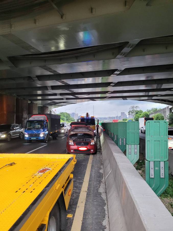 新竹高速公路救援拖吊-國一國道一號新竹路段內線故障車拖吊