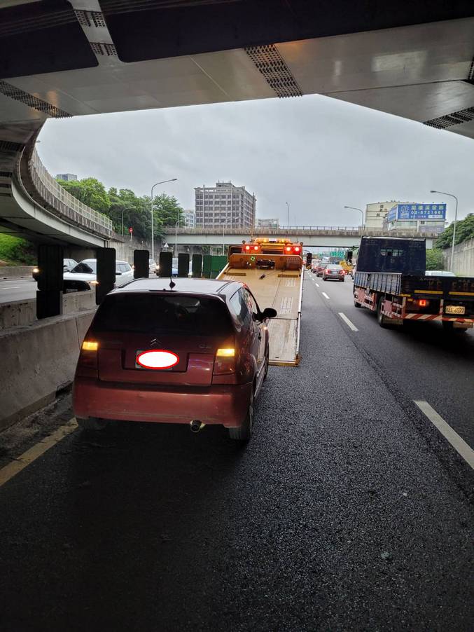 新竹高速公路救援拖吊-國一國道一號新竹路段內線故障車拖吊