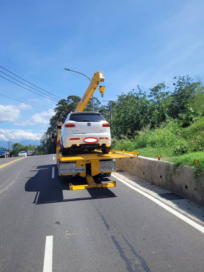 寶山鄉車輛油管爆掉拖吊