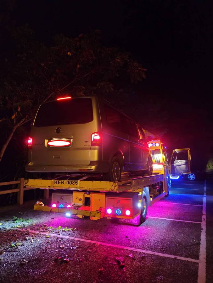 霞喀羅古道養老登山口停車場故障車拖吊