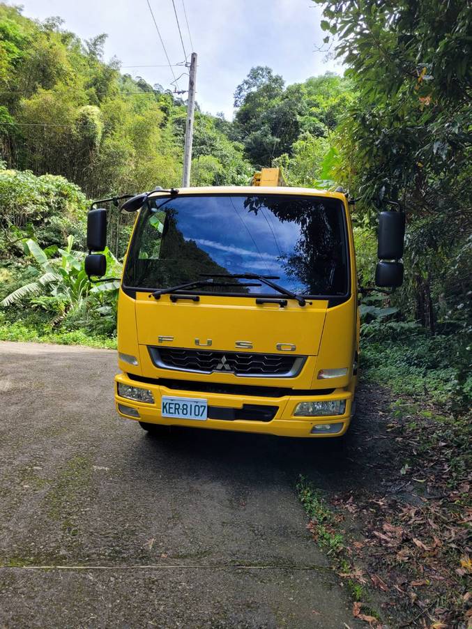 晴空森林露營區車輛跌入邊坡吉普車、拖吊車兩車作業