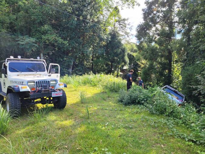 晴空森林露營區車輛跌入邊坡吉普車、拖吊車兩車作業