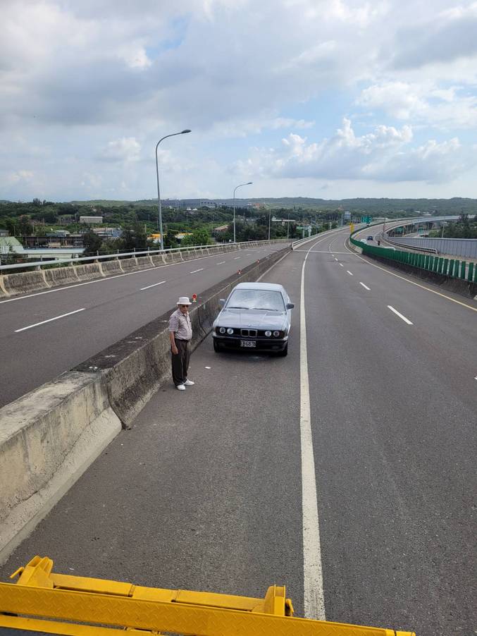 西濱快速道路火燒車拖吊