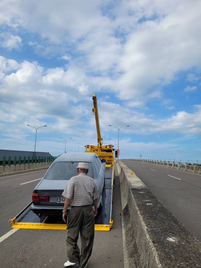 西濱快速道路火燒車拖吊