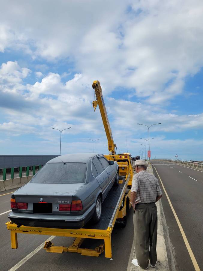 西濱快速道路火燒車拖吊