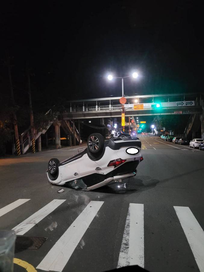 新竹道路救援-湖口車輛翻覆吊掛作業