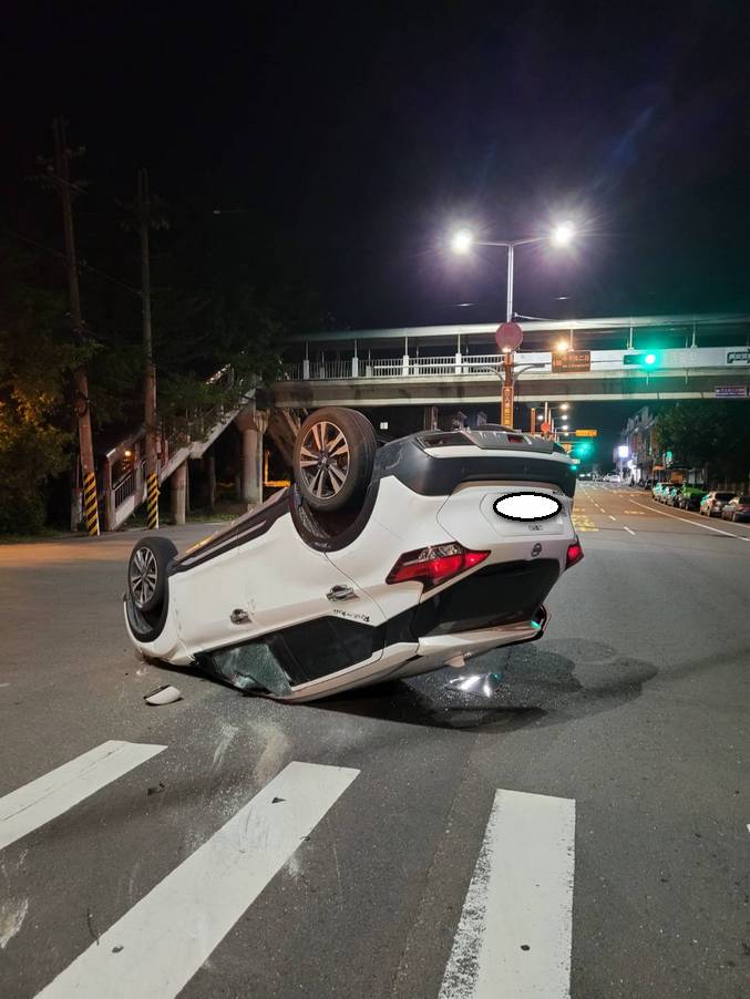 新竹道路救援-湖口車輛翻覆吊掛作業