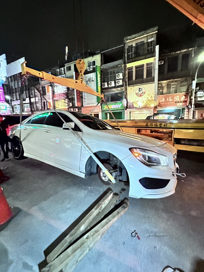 新竹道路救援-新竹市車輛輪胎脫落，吊掛作業