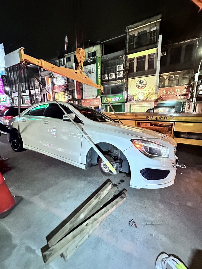 新竹道路救援-新竹市車輛輪胎脫落，吊掛作業
