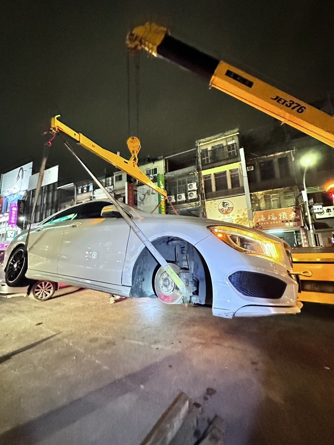 新竹道路救援-新竹市車輛輪胎脫落，吊掛作業