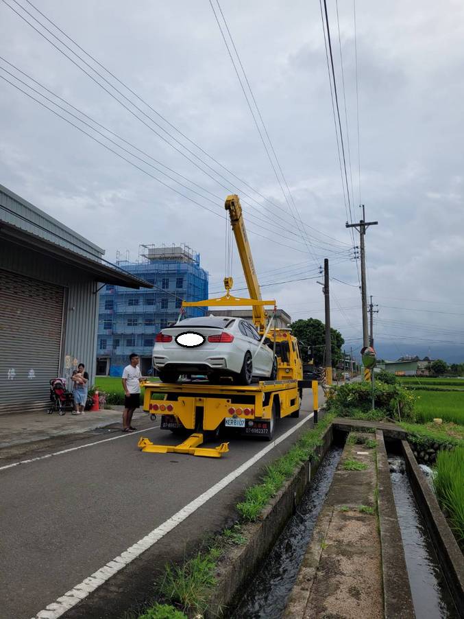 新竹道路救援-芎林故障車吊掛作業