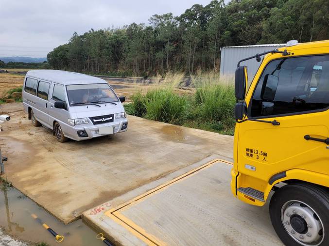 新竹道路救援-茄苳車輛陷土吊掛排除