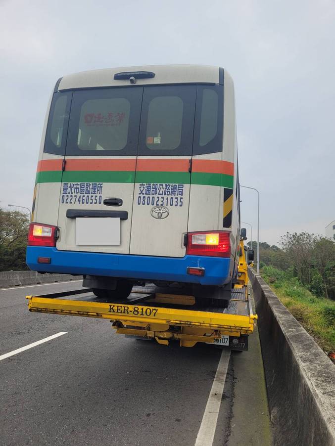 新竹道路救援-湖口北上出口中巴故障排除