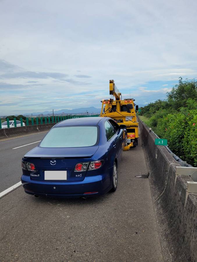 新竹高速公路救援拖吊-68快速道路東向2.1k故障車拖吊