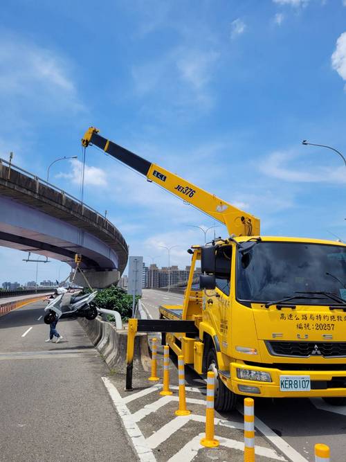 新竹道路救援-頭前溪橋機車後輪鎖死拖吊