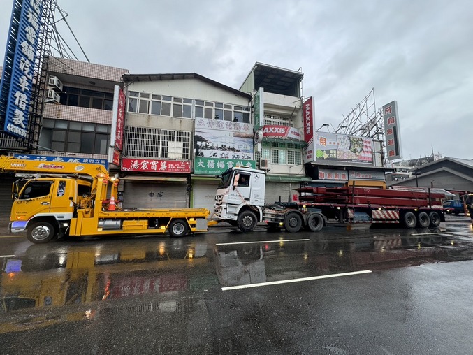 新竹高速公路救援拖吊-國道半連結車故障排除