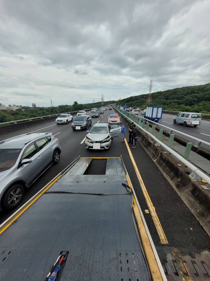 新竹高速公路救援拖吊-國道事故車拖吊