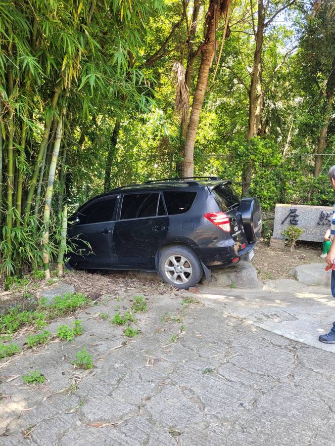 新竹道路救援-新埔箭竹窩車輛衝進邊坡救援