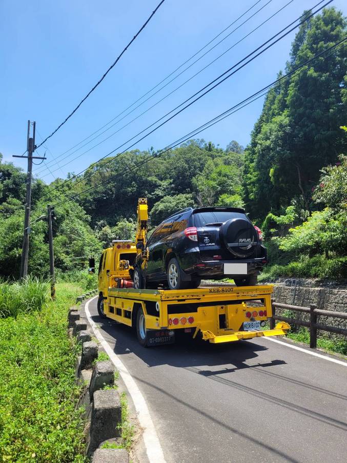 新竹道路救援-新埔箭竹窩車輛衝進邊坡救援