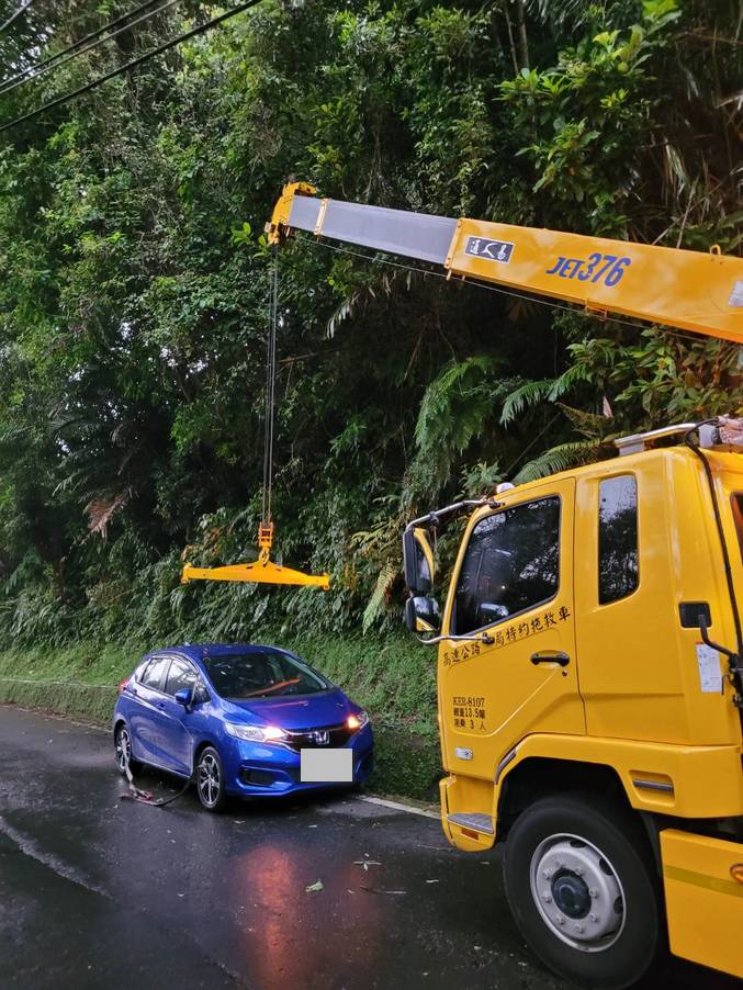 羅馬公路車輛掉溝 吊桿救援