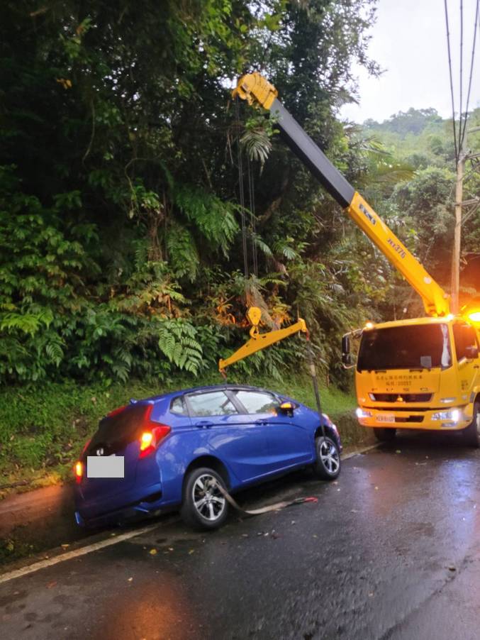 羅馬公路車輛掉溝 吊桿救援