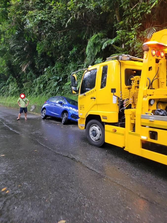 羅馬公路車輛掉溝 吊桿救援