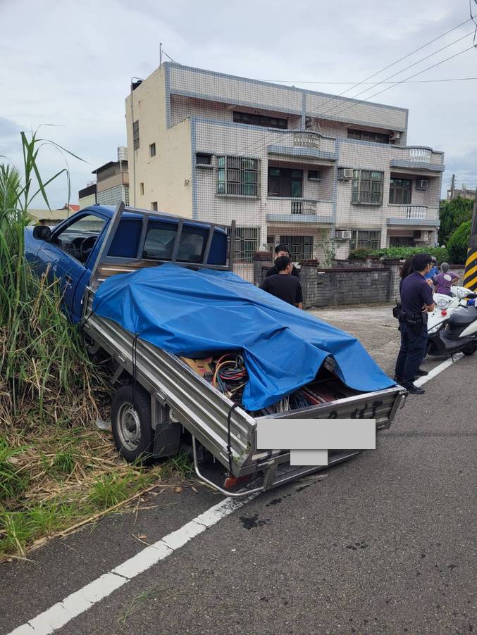 香山區車輛爬上小坡吊掛救援