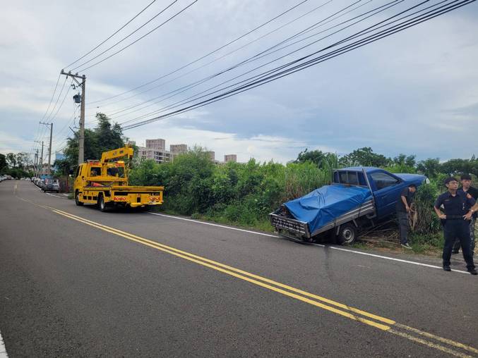 香山區車輛爬上小坡吊掛救援