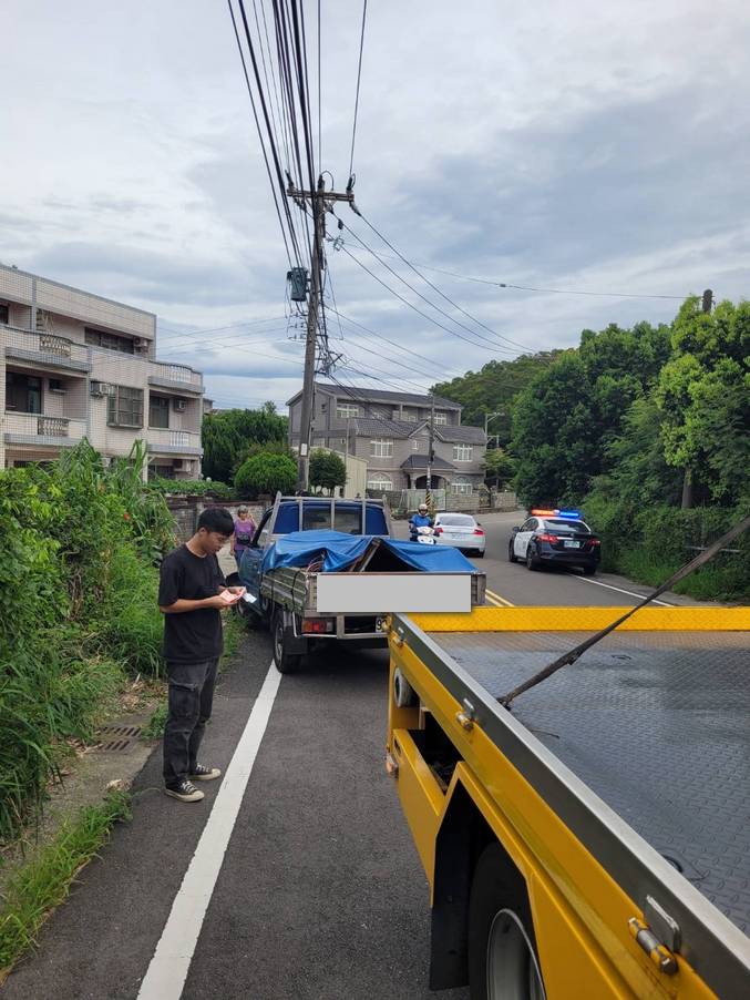 香山區車輛爬上小坡吊掛救援