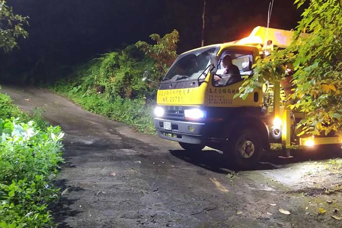 新竹事故車拖吊-深夜五峰山區車輛滑落邊坡拖吊