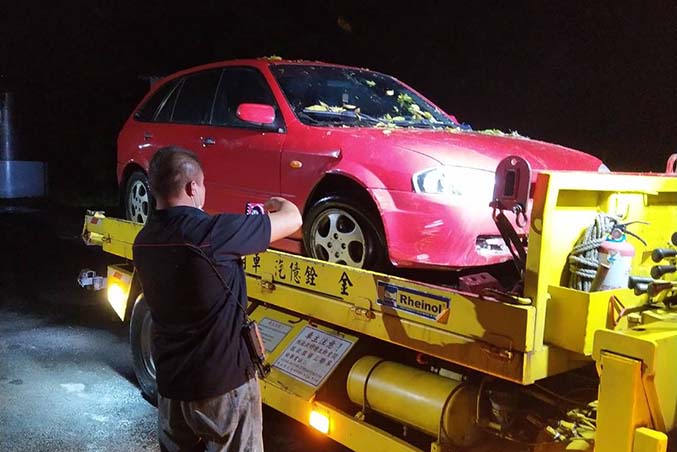 新竹事故車拖吊-深夜五峰山區車輛滑落邊坡拖吊