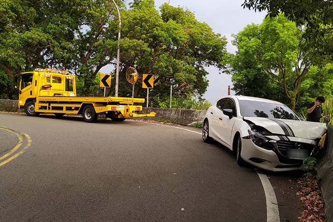 新竹事故車拖吊-新竹市青峰路自撞護欄汽車拖吊作業