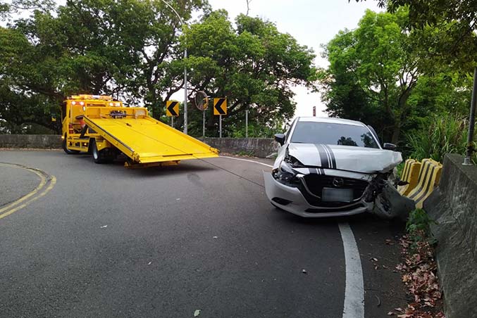 新竹事故車拖吊-新竹市青峰路自撞護欄汽車拖吊作業