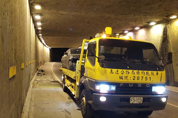 新竹事故車拖吊-台68東向芎林出口隧道自撞事故處理