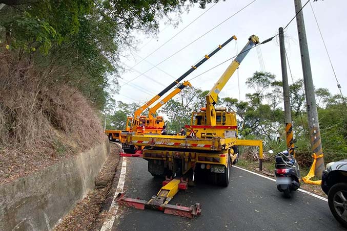 新竹事故車拖吊-寶山3.5噸貨車翻落山坡作業