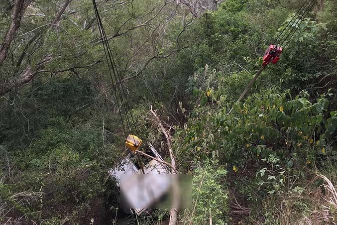 新竹事故車拖吊-寶山3.5噸貨車翻落山坡作業