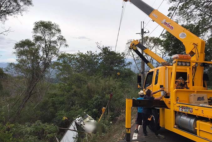 新竹事故車拖吊-寶山3.5噸貨車翻落山坡作業