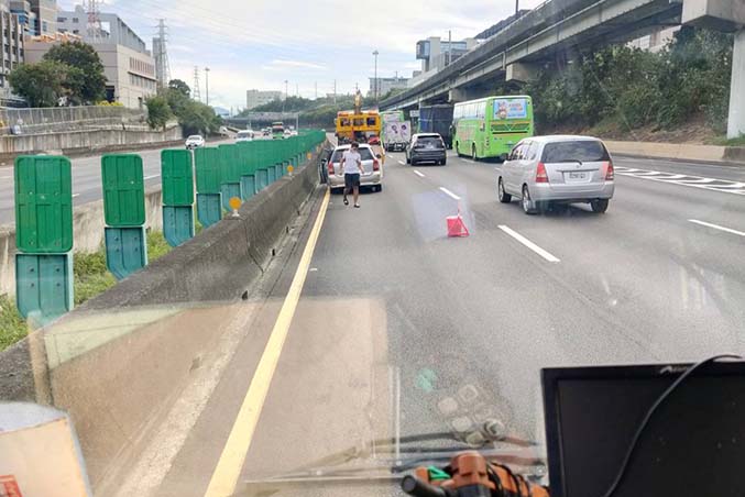 新竹事故車拖吊-光復路南入車輛爆胎停放內線警戒排除