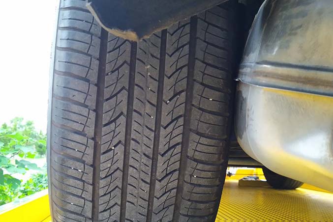 新竹事故車拖吊-事故車排氣管擠壓到輪胎，使用輔助輪讓輪胎不會被刮破