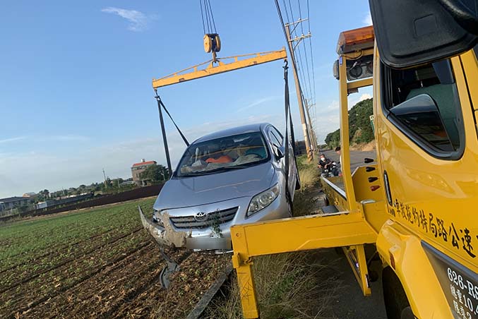 新竹事故車拖吊-湖口車輛掉田裡吊掛救援