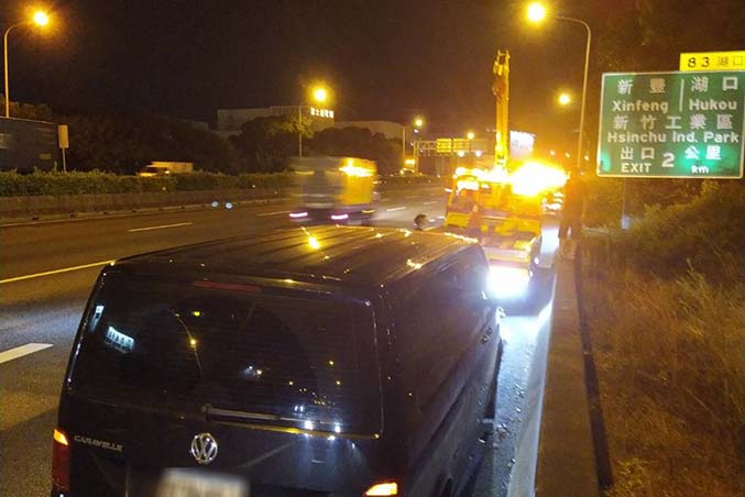 新竹高速公路救援拖吊-國一北上湖口服務區爬坡道故障車排除