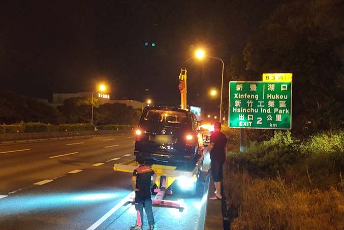 新竹高速公路救援拖吊-國一北上湖口服務區爬坡道故障車排除