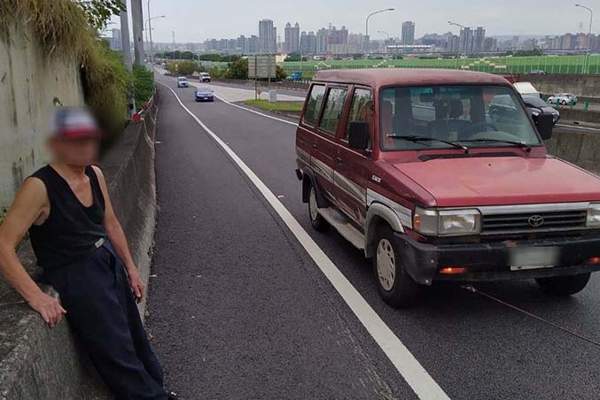 新竹事故車拖吊-公道五南下匯出口車輛在車道上故障拖吊