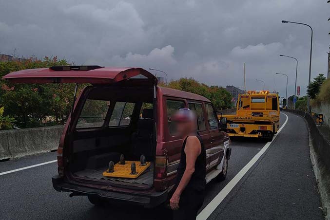 新竹事故車拖吊-公道五南下匯出口車輛在車道上故障拖吊