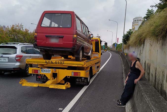 新竹事故車拖吊-公道五南下匯出口車輛在車道上故障拖吊