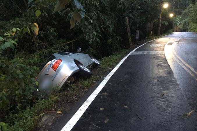 新竹事故車拖吊-山區車輛翻落水溝事故處理