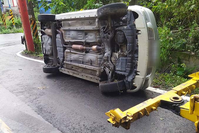 新竹事故車拖吊-山區車輛翻落水溝事故處理